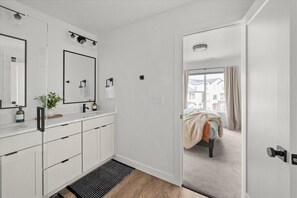 淋浴设施、吹风机、毛巾、肥皂