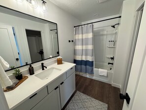 Suihku, hiustenkuivaaja, pyyhkeet, saippua