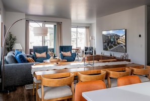 Smart TV y chimenea 