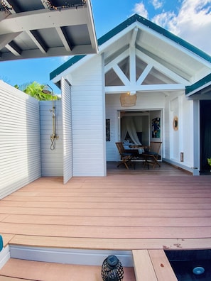 Terrace/patio - Entre 2ô : "le Guppy", Gîte in the middle of tropical nature. With heated swimming pool. (Bouillante)