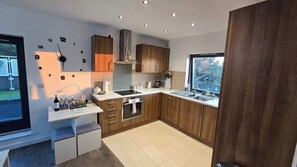 Fridge, microwave, oven, stovetop - Luxury 2BR + Terrace, Free Parking, 25min Tube (Greater London)