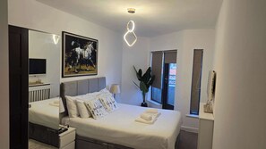 Iron/ironing board, Internet, bed sheets - Luxury 2BR + Terrace, Free Parking, 25min Tube (Greater London)