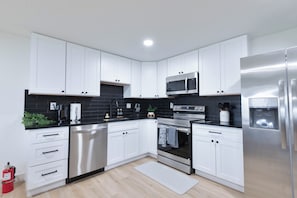 Microondas, horno, placa de cocina y lavavajillas