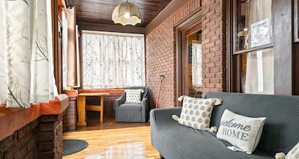 1 min to Lake & Lighthouse in Erie! Unique 3 Bedroom kid-friendly house with AC