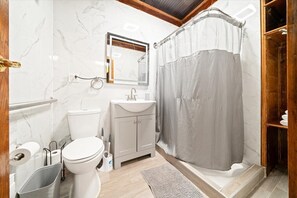 Hair dryer, towels, soap, shampoo - 1 min to Lake & Lighthouse in Erie! Unique 3 Bedroom kid-friendly house with AC (Erie)