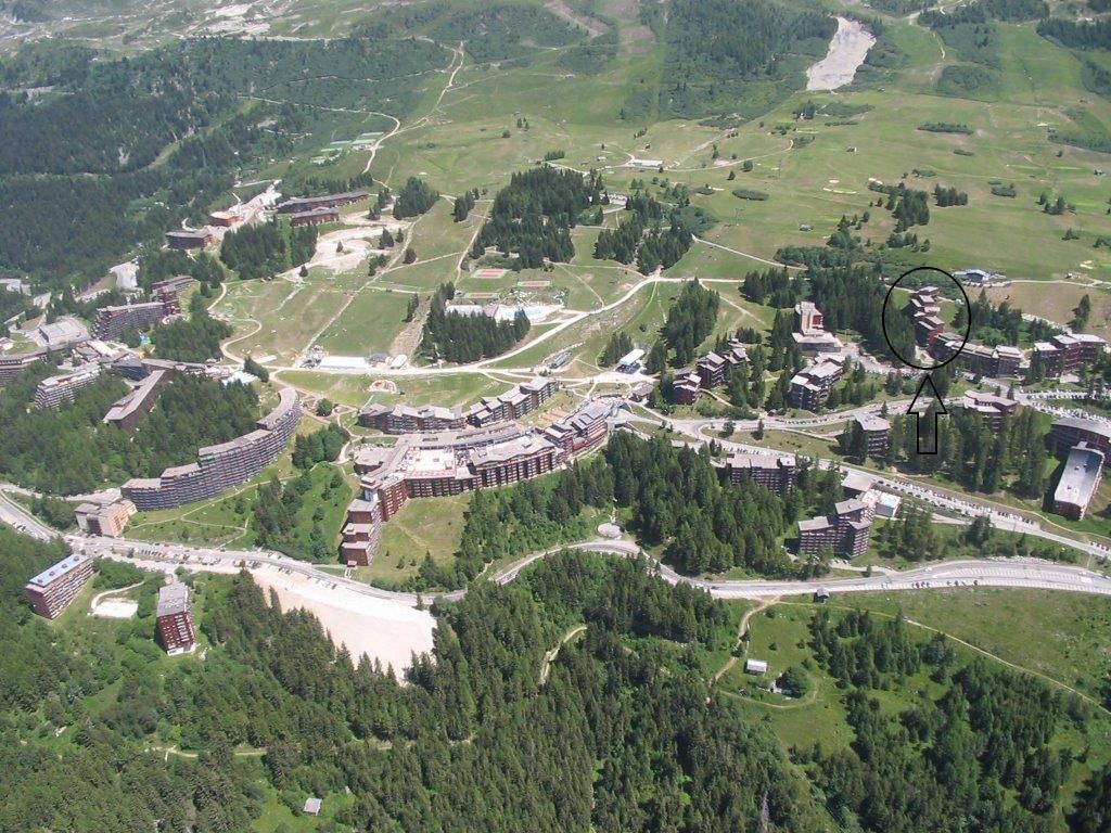 Eine Luftaufnahme eines Resorts mit mehreren Gebäuden, Straßen und Grünflächen.