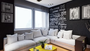 Habitación doble, vista a la ciudad | Caja de seguridad en la habitación y escritorio