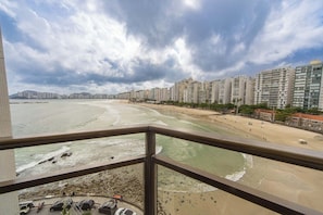 House, Smoking - Apto Pet Friendly Beira Mar com Vista e Garagem (Guarujá)