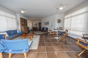 House, Smoking - Apto Pet Friendly Beira Mar com Vista e Garagem (Guarujá)