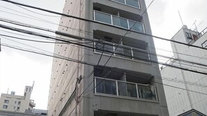 Un edificio de varios pisos con balcones y varias ventanas.