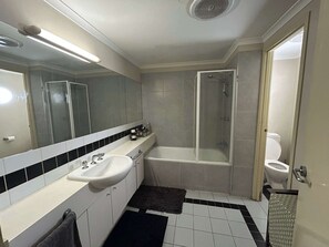 Shower - Southbank Apt with Pool Gym and Tennis (Southbank)