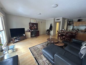 TV, stereo, offices - Southbank Apt with Pool Gym and Tennis (Southbank)