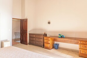 4 bedrooms, iron/ironing board, WiFi, bed sheets -  Casa Nubes (Puerto Carrillo)