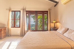 4 bedrooms, iron/ironing board, WiFi, bed sheets -  Casa Nubes (Puerto Carrillo)