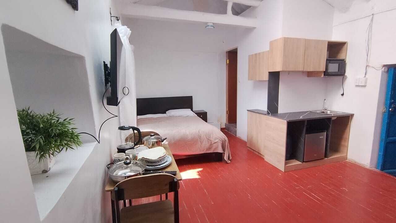 Tabla de planchar con plancha, wifi y ropa de cama 