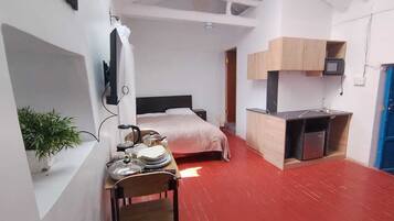 Tabla de planchar con plancha, wifi y ropa de cama