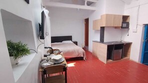 Tabla de planchar con plancha, wifi y ropa de cama