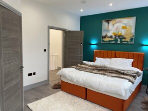 Tabla de planchar con plancha, internet y ropa de cama 