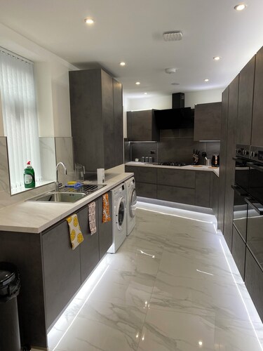 5 bedroom 5 ensuite property ideal for large groups or contractors