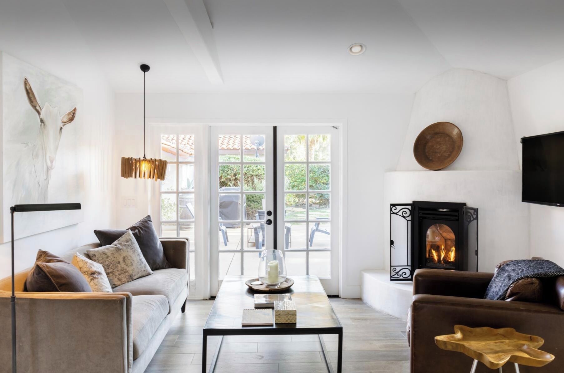 TV, lareira, mesa de pingue-pongue