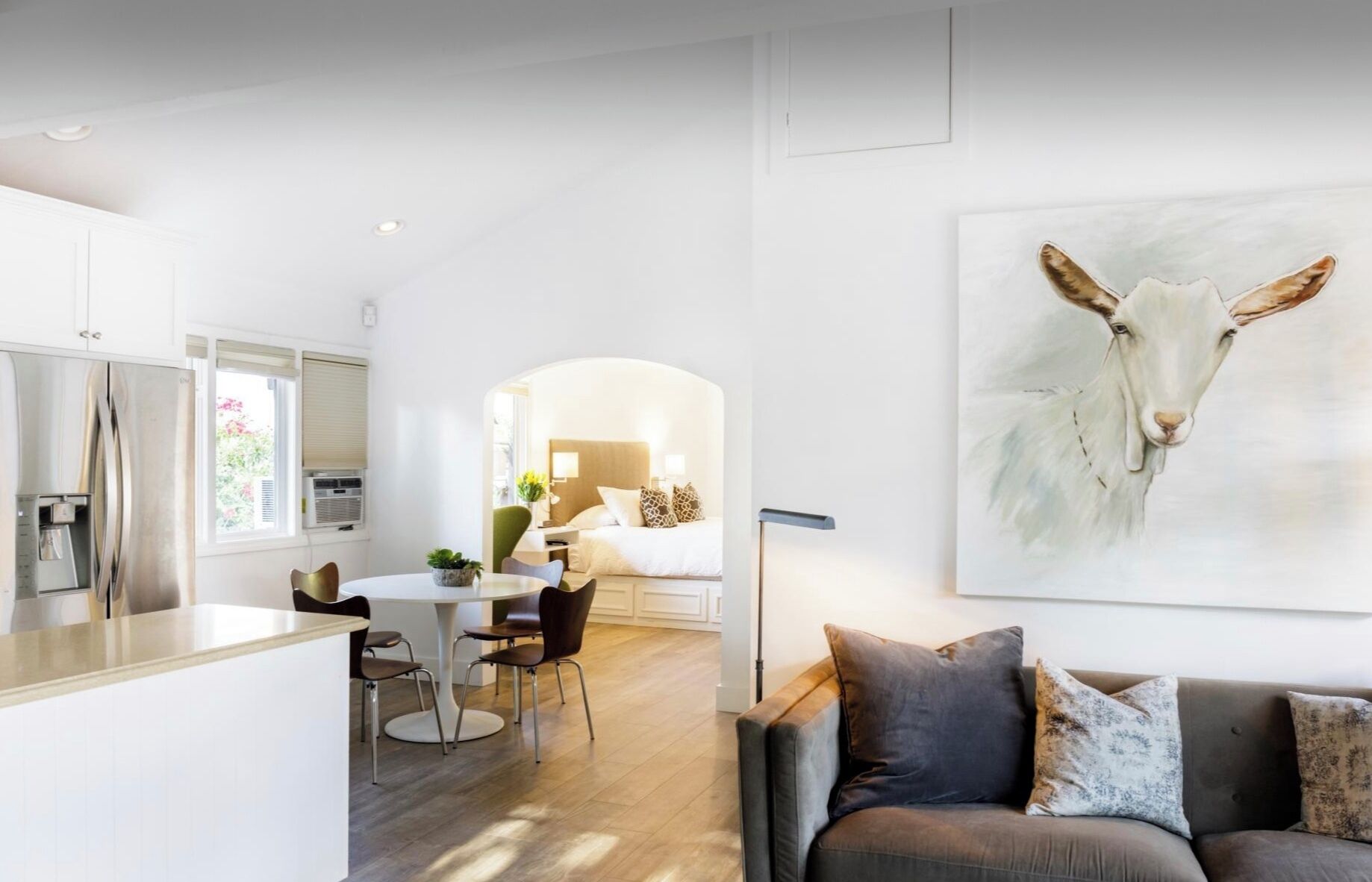 Tabla de planchar con plancha, cuna de viaje, wifi y ropa de cama 