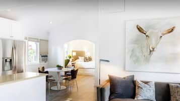 Tabla de planchar con plancha, cuna de viaje, wifi y ropa de cama