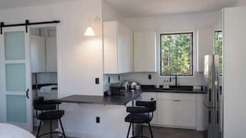 Quadruple Room, Courtyard View | Dapur peribadi | Peti sejuk, ketuhar gelombang mikro, dapur