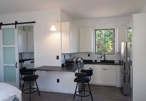 Kamar Quadruple, pemandangan halaman | Dapur pribadi | Lemari es, microwave, kompor, dan peralatan masak/sendok-piring