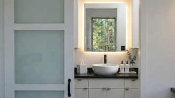 Quadruple Room, Courtyard View | Bilik Mandi | Pancuran mandi, tuala disediakan