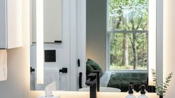 Chambre Quadruple, vue cour intérieure | Salle de bain