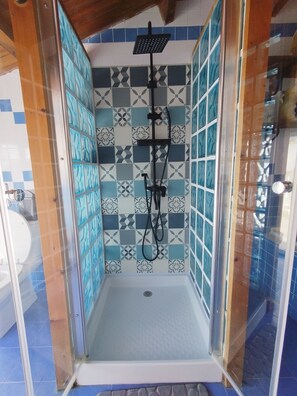 Jetted bath, hair dryer, bidet, towels - Penthouse Terrace Cathedral (León)