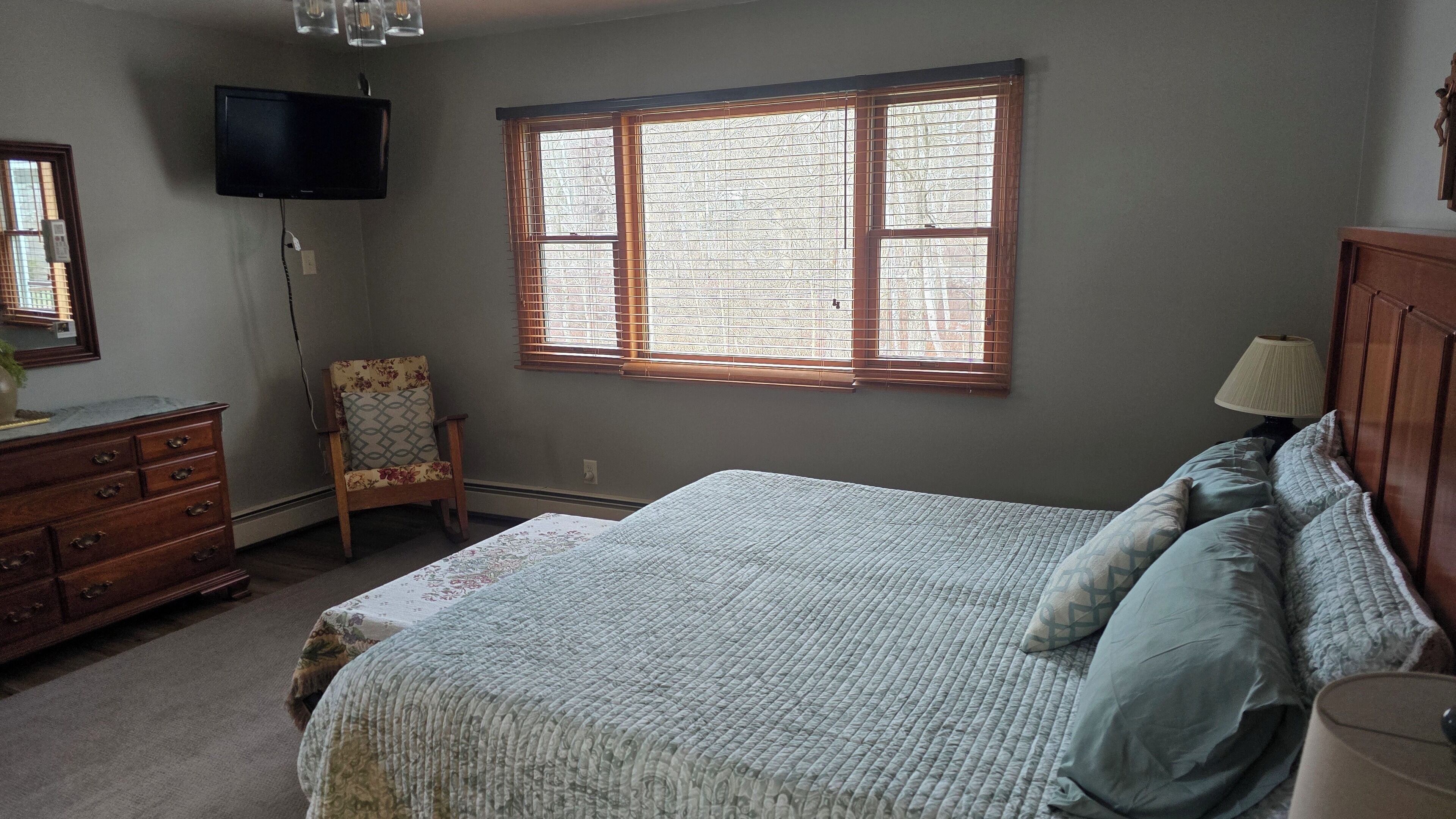 2 bedrooms, iron/ironing board, WiFi, bed sheets