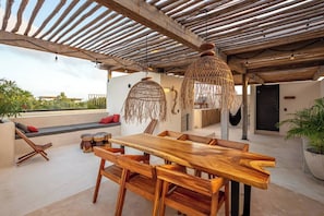 Outdoor dining - Tulum Hideout: Modern Loft + Plunge Pool (Tulum)