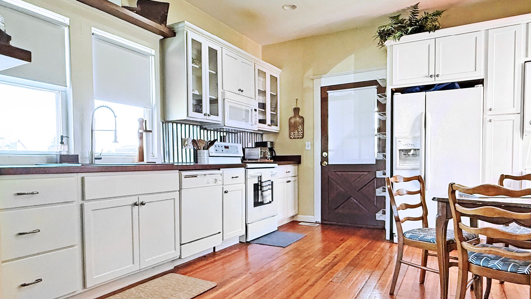 Mikrobølgeovn, ovn, kokeplater og oppvaskmaskin