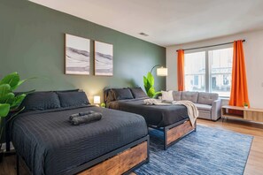 Tabla de planchar con plancha, cuna de viaje, wifi y ropa de cama 