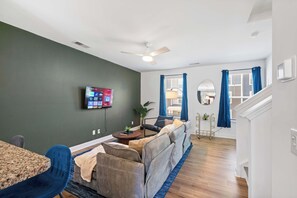 TV, offices - Luxe King 4BR Townhouse—Mins to Uptown CLT! (Charlotte)