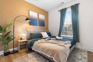 Iron/ironing board, WiFi, bed sheets - Luxe King 4BR Townhouse—Mins to Uptown CLT! (Charlotte)