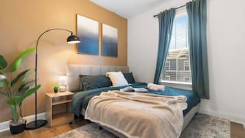 Tabla de planchar con plancha, wifi y ropa de cama