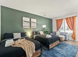 Iron/ironing board, WiFi, bed sheets - Luxe King 4BR Townhouse—Mins to Uptown CLT! (Charlotte)