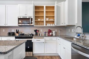 冰箱、微波炉、烤箱、炉灶