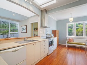 Kühlschrank, Mikrowelle, Geschirrspüler, Toaster