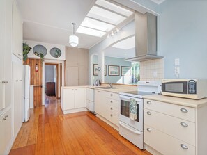 ثلاجة، ميكروويف، غسالة أطباق، محمصة خبز