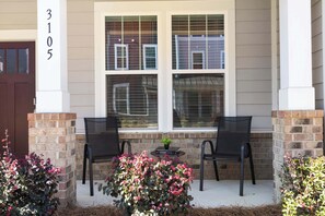 Exterior detail - Luxe King 4BR Townhouse—Mins to Uptown CLT! (Charlotte)