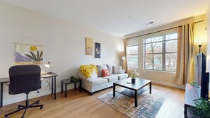 Smart TV -  serene Stamford stay with AC and gym (Stamford)