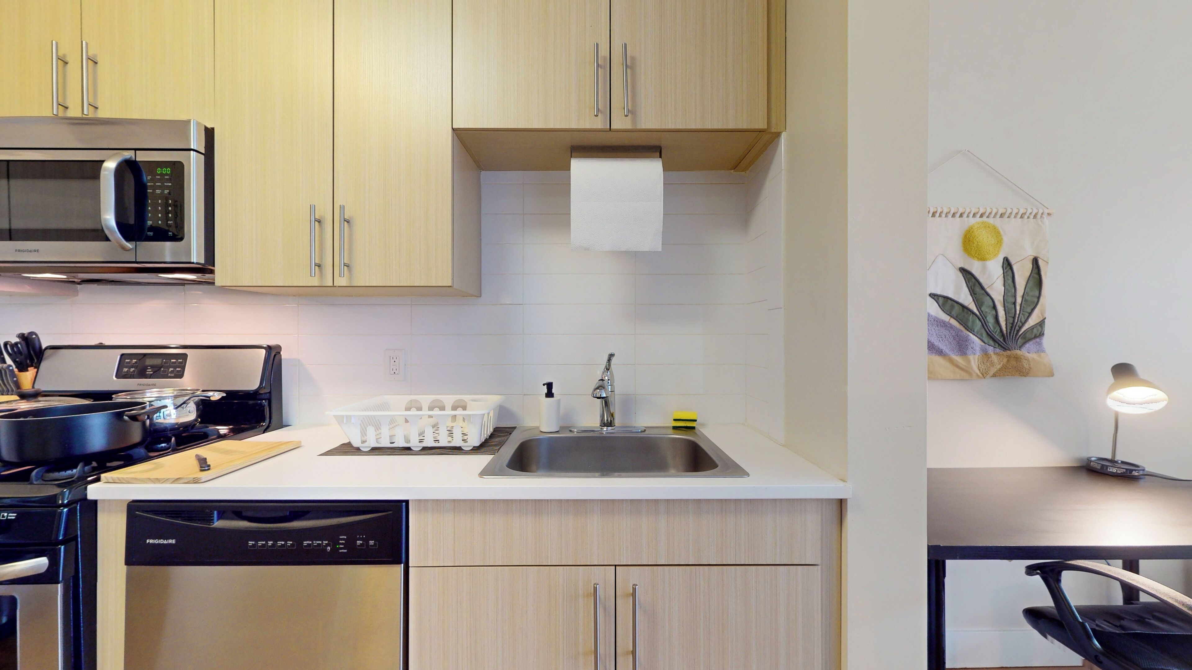 Køleskab, mikrobølgeovn, ovn, kogeplade