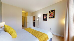 Iron/ironing board, free WiFi, bed sheets -  serene Stamford stay with AC and gym (Stamford)