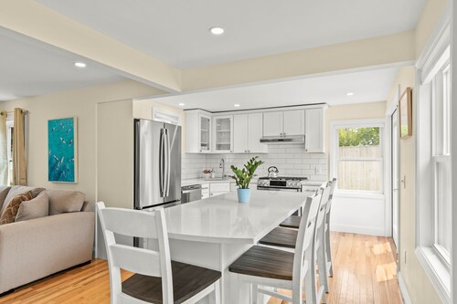 Modern Dog-Friendly Cape Cod Cottage Near Beaches