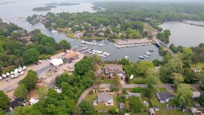 Marina - Modern Dog-Friendly Cape Cod Cottage Near Beaches (Pocasset)