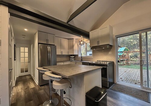 Cozy Forest Chalet in a Private Domain – Beaches, Lake & Ski Nearby