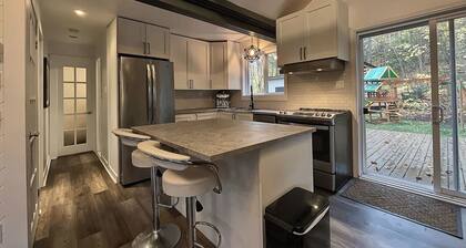 Cozy Forest Chalet in a Private Domain – Beaches, Lake & Ski Nearby